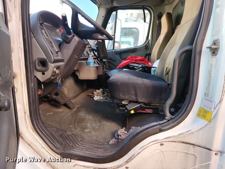 image for item DI6272 2004 Freightliner Business Class M2  refrigerated truck