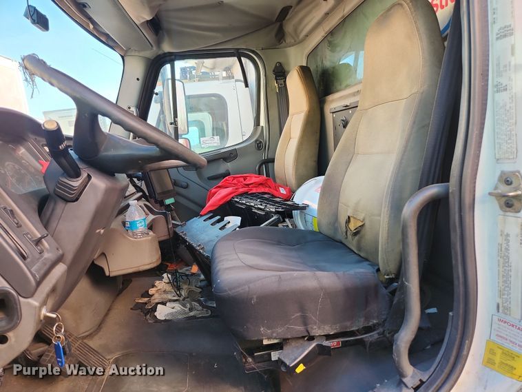 image for item DI6272 2004 Freightliner Business Class M2  refrigerated truck