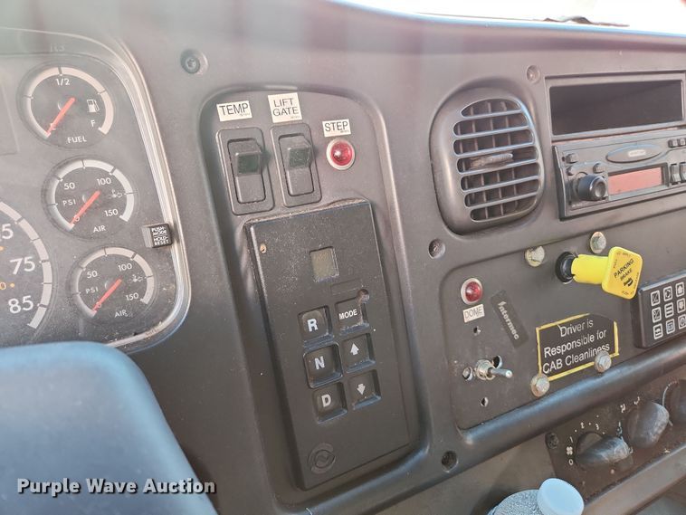 image for item DI6272 2004 Freightliner Business Class M2  refrigerated truck