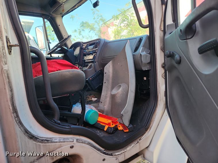 image for item DI6272 2004 Freightliner Business Class M2  refrigerated truck