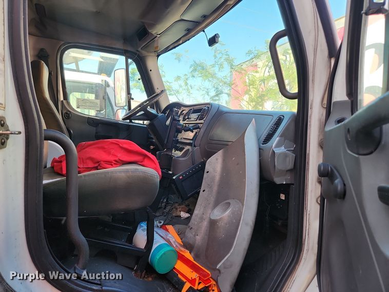 image for item DI6272 2004 Freightliner Business Class M2  refrigerated truck