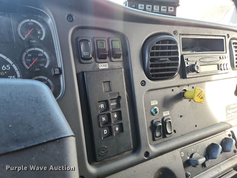 image for item DI6274 2005 Freightliner Business Class M2  refrigerated truck