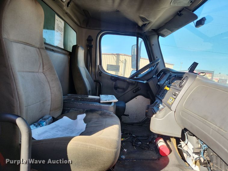 image for item DI6274 2005 Freightliner Business Class M2  refrigerated truck