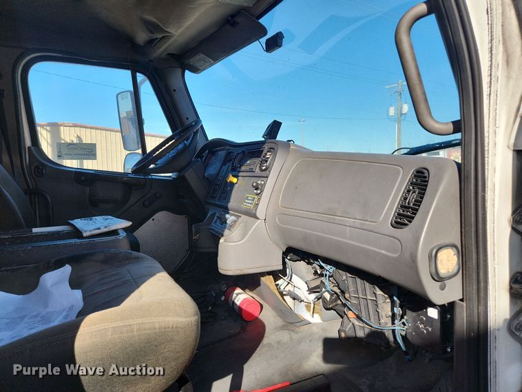 image for item DI6274 2005 Freightliner Business Class M2  refrigerated truck