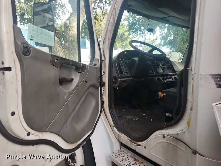 image for item DI6275 2004 Freightliner Business Class M2  refrigerated truck