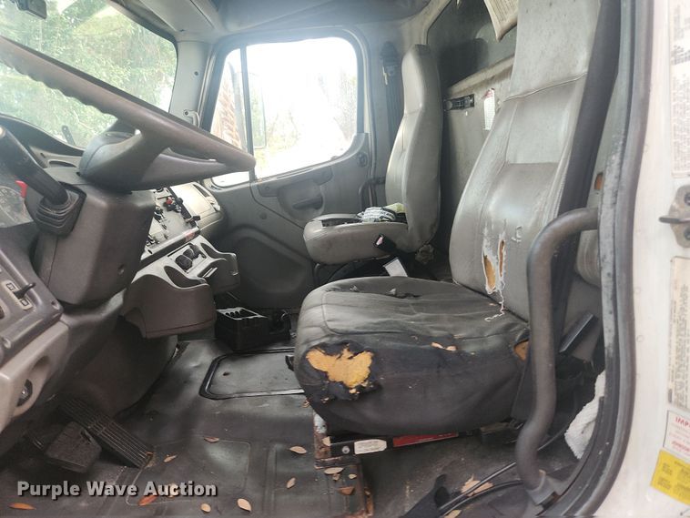 image for item DI6275 2004 Freightliner Business Class M2  refrigerated truck