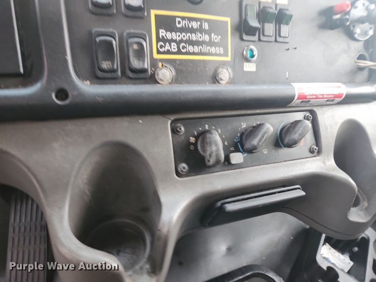 image for item DI6275 2004 Freightliner Business Class M2  refrigerated truck