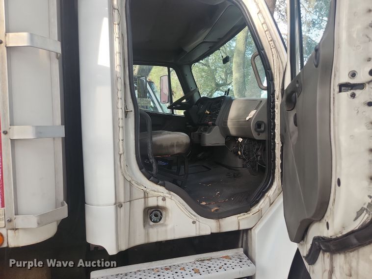 image for item DI6275 2004 Freightliner Business Class M2  refrigerated truck