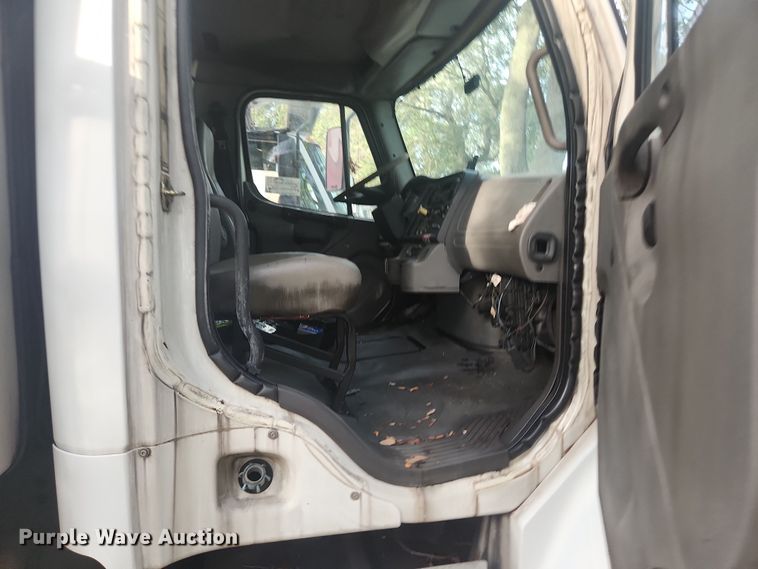 image for item DI6275 2004 Freightliner Business Class M2  refrigerated truck