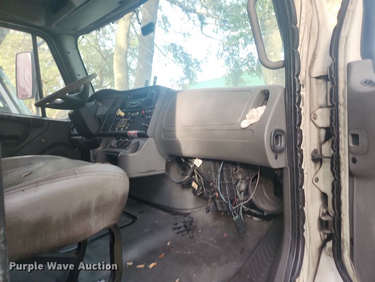 image for item DI6275 2004 Freightliner Business Class M2  refrigerated truck