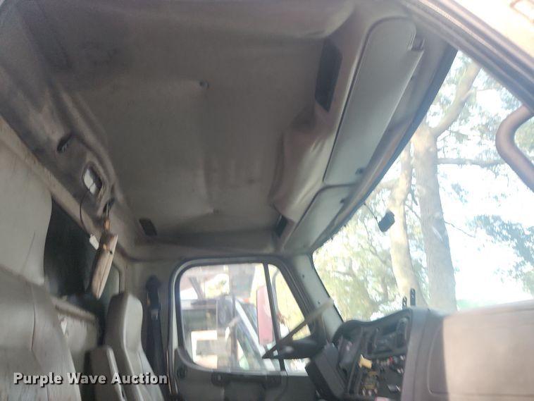 image for item DI6275 2004 Freightliner Business Class M2  refrigerated truck