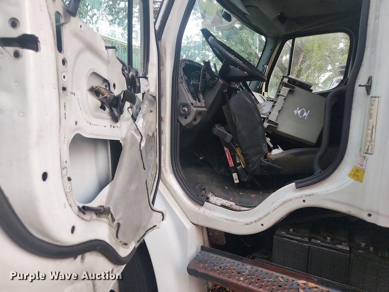 image for item DI6276 2005 Frieghtliner Business Class M2 refrigerated truck