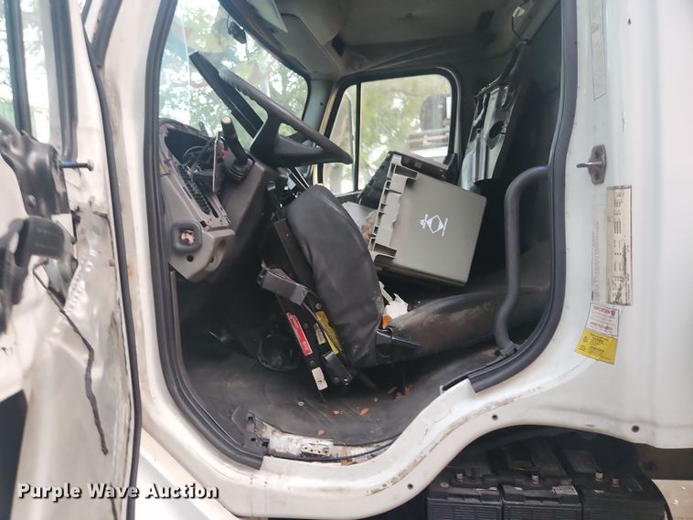 image for item DI6276 2005 Frieghtliner Business Class M2 refrigerated truck