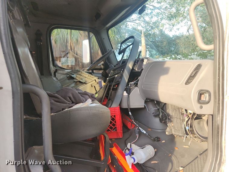 image for item DI6276 2005 Frieghtliner Business Class M2 refrigerated truck