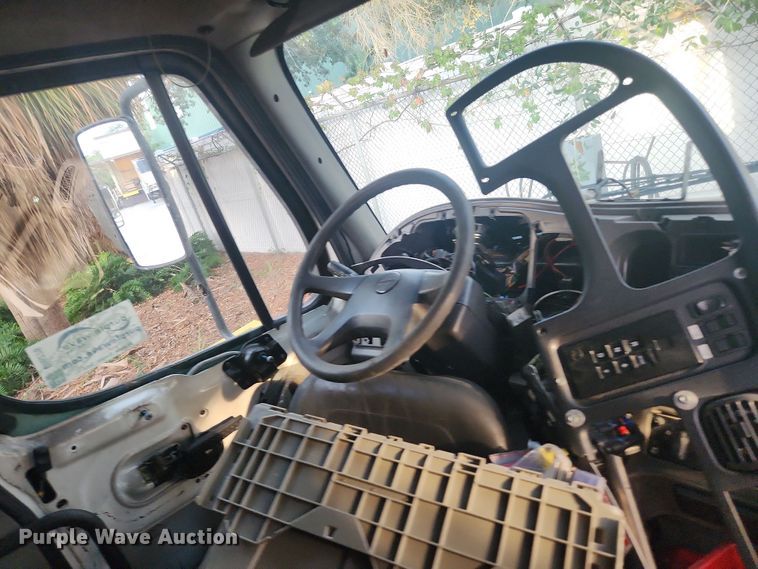 image for item DI6276 2005 Frieghtliner Business Class M2 refrigerated truck