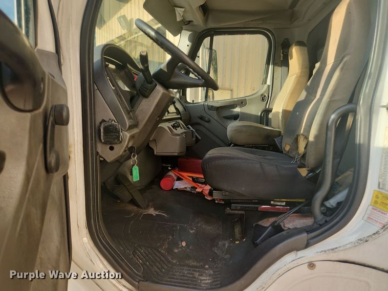 image for item DI6277 2004 Freightliner Buisness Class M2  refrigerated truck