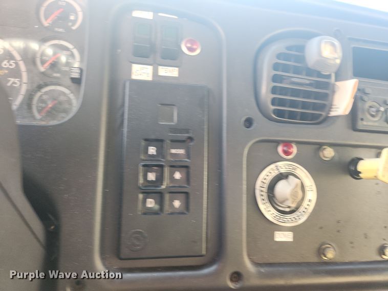 image for item DI6277 2004 Freightliner Buisness Class M2  refrigerated truck