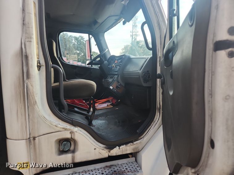 image for item DI6277 2004 Freightliner Buisness Class M2  refrigerated truck