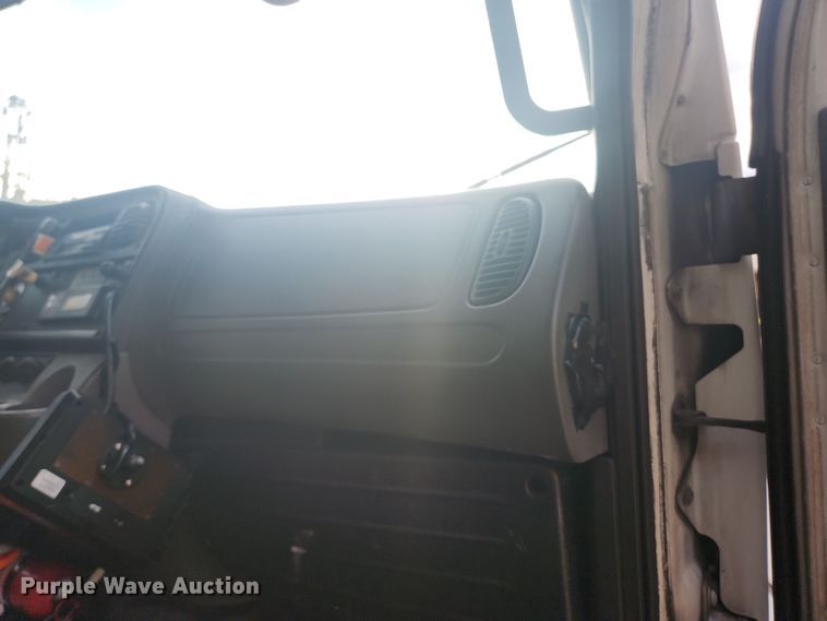 image for item DI6277 2004 Freightliner Buisness Class M2  refrigerated truck