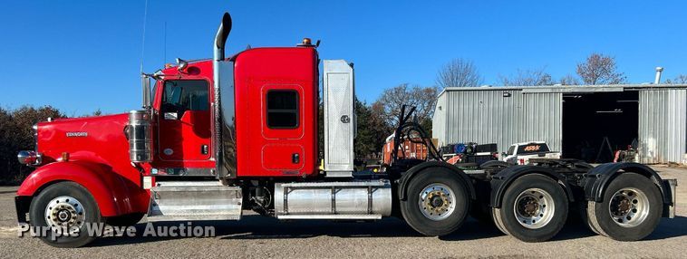 image for item DJ6497 2013 Kenworth W900  semi truck