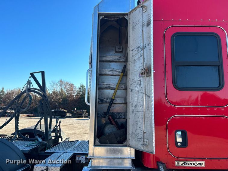 image for item DJ6497 2013 Kenworth W900  semi truck