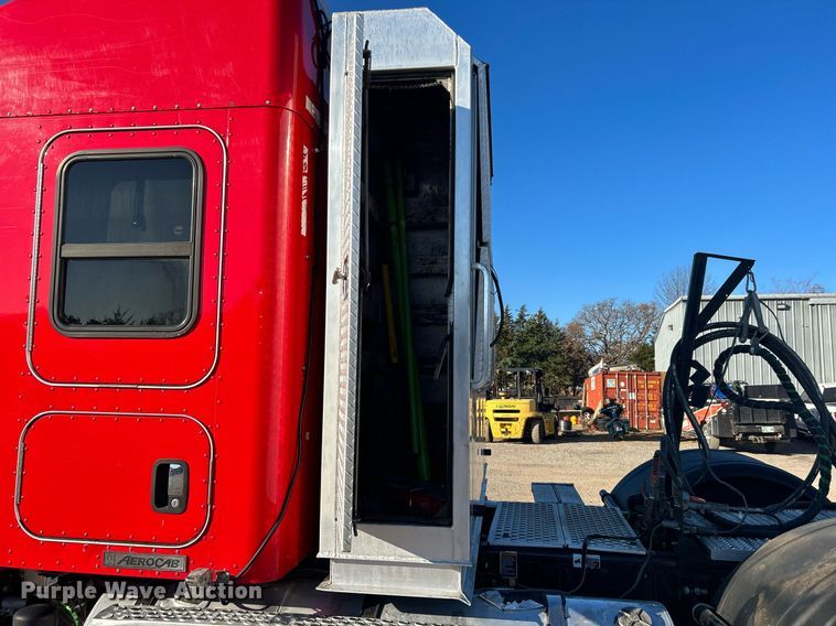 image for item DJ6497 2013 Kenworth W900  semi truck