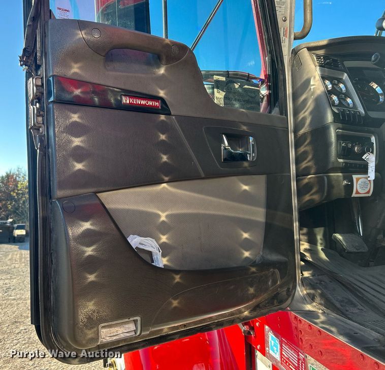 image for item DJ6497 2013 Kenworth W900  semi truck