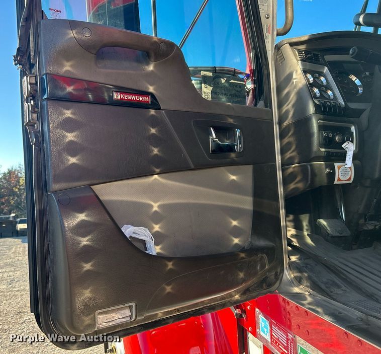 image for item DJ6497 2013 Kenworth W900  semi truck