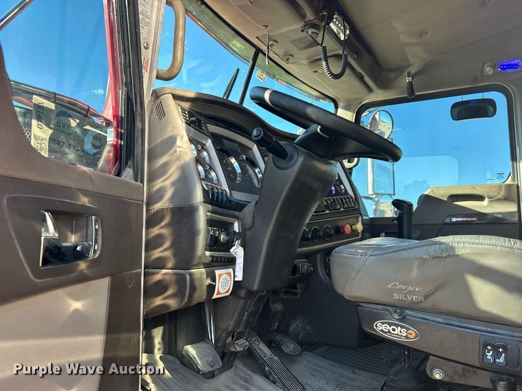 image for item DJ6497 2013 Kenworth W900  semi truck