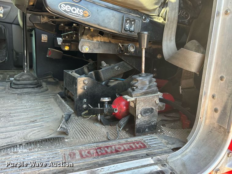 image for item DJ6497 2013 Kenworth W900  semi truck