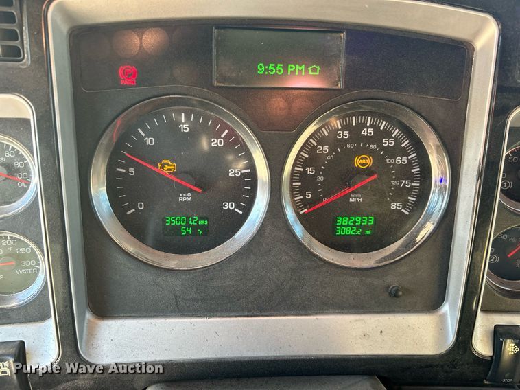 image for item DJ6497 2013 Kenworth W900  semi truck