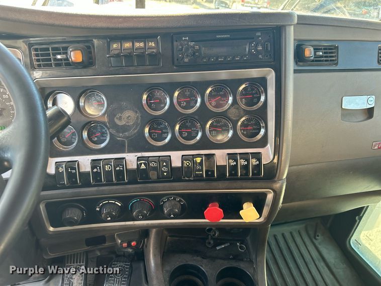 image for item DJ6497 2013 Kenworth W900  semi truck