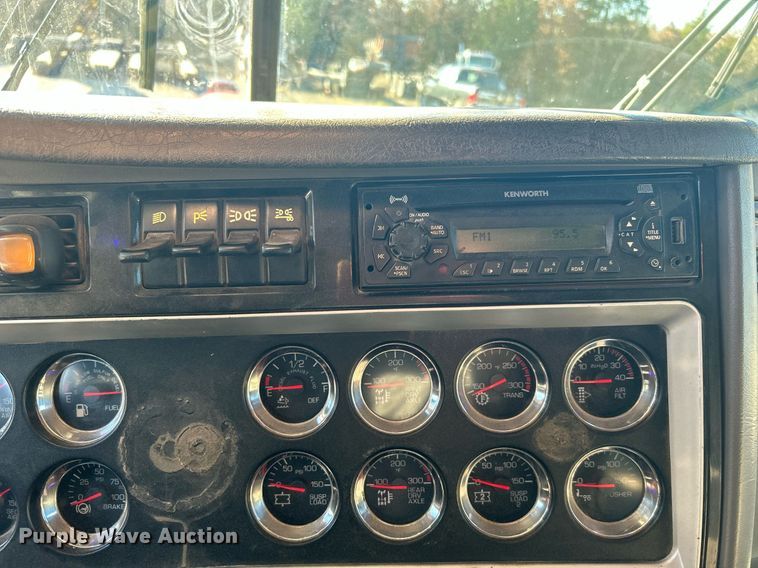 image for item DJ6497 2013 Kenworth W900  semi truck