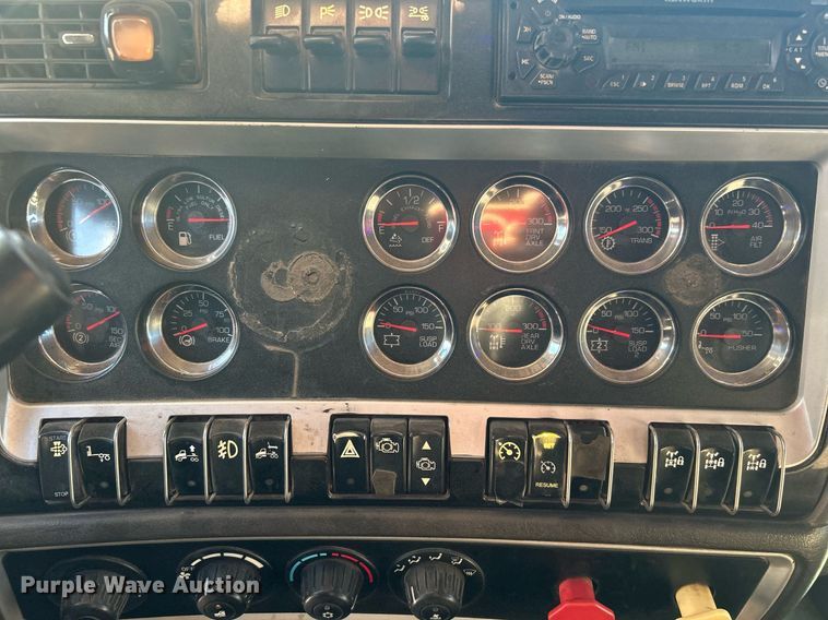 image for item DJ6497 2013 Kenworth W900  semi truck