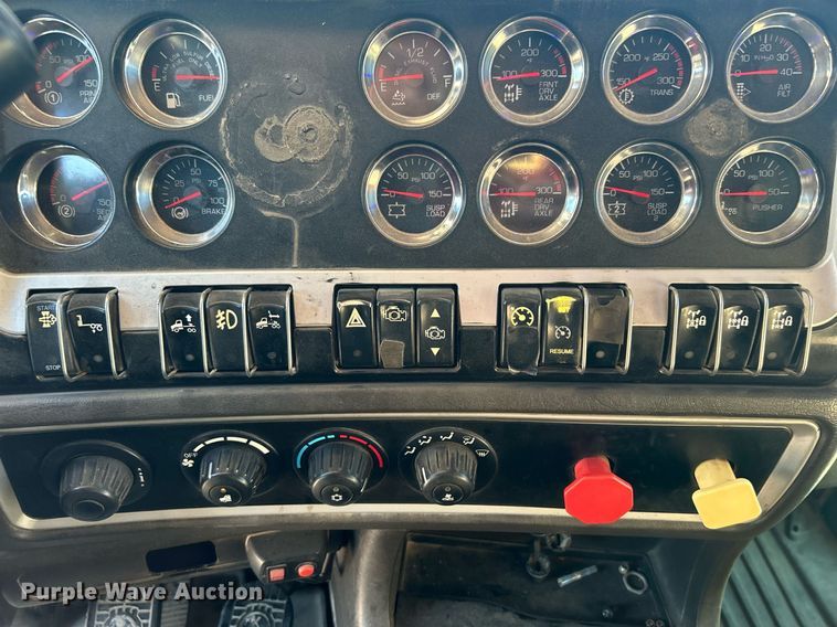 image for item DJ6497 2013 Kenworth W900  semi truck