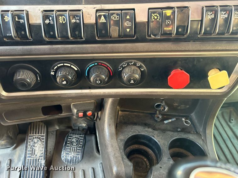 image for item DJ6497 2013 Kenworth W900  semi truck