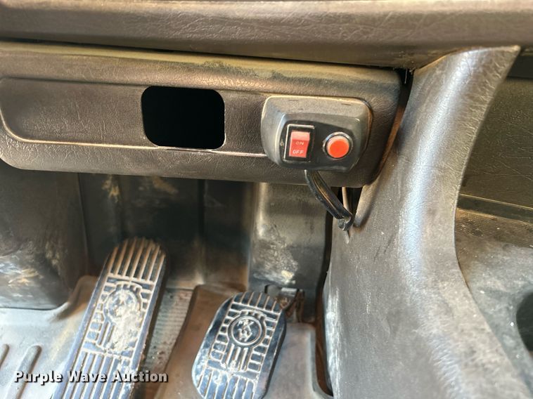 image for item DJ6497 2013 Kenworth W900  semi truck