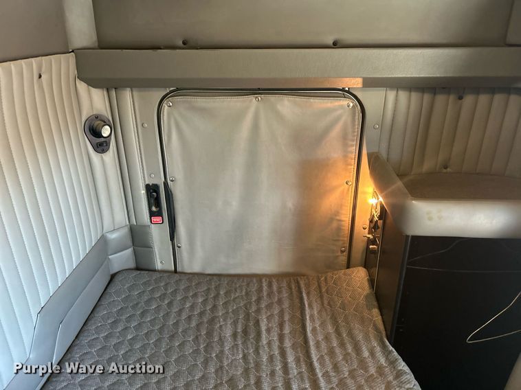 image for item DJ6497 2013 Kenworth W900  semi truck