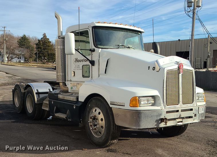 image for item DK4167 2000 Kenworth T600  semi truck