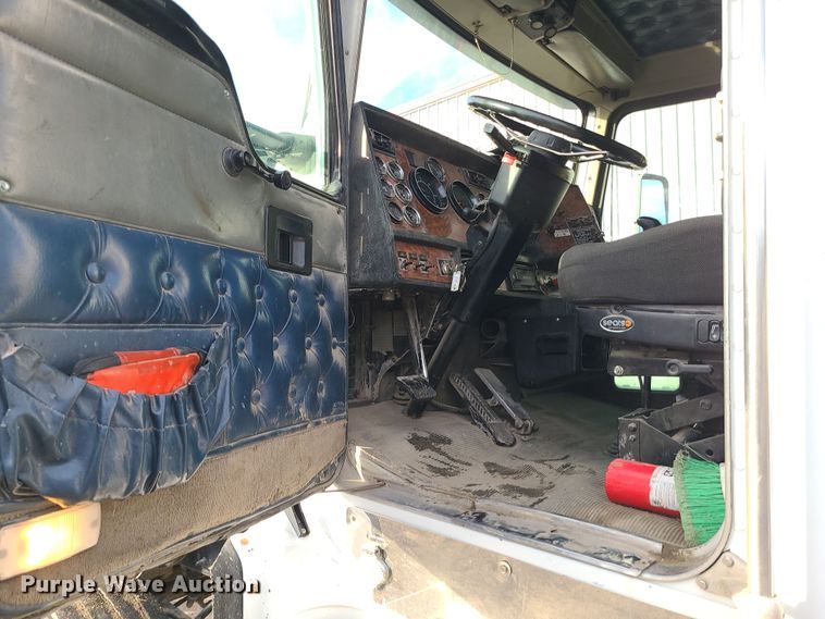 image for item DK4167 2000 Kenworth T600  semi truck