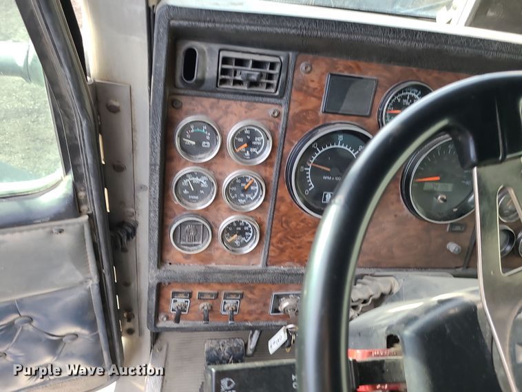 image for item DK4167 2000 Kenworth T600  semi truck