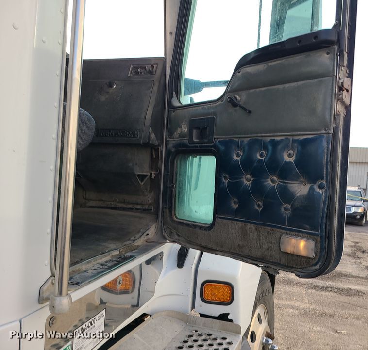 image for item DK4167 2000 Kenworth T600  semi truck