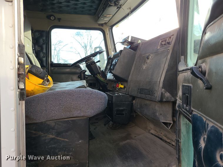 image for item DK4167 2000 Kenworth T600  semi truck