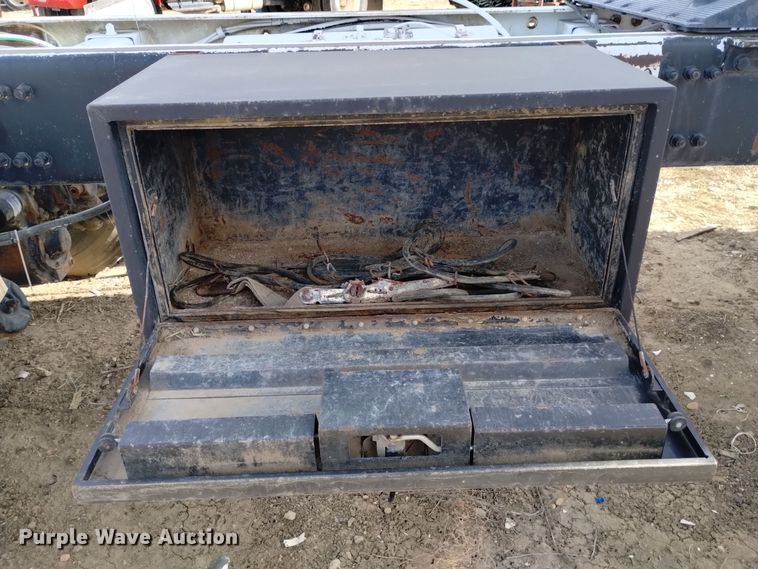 image for item DK8862 1999 Oshkosh FF-115  truck cab and chassis