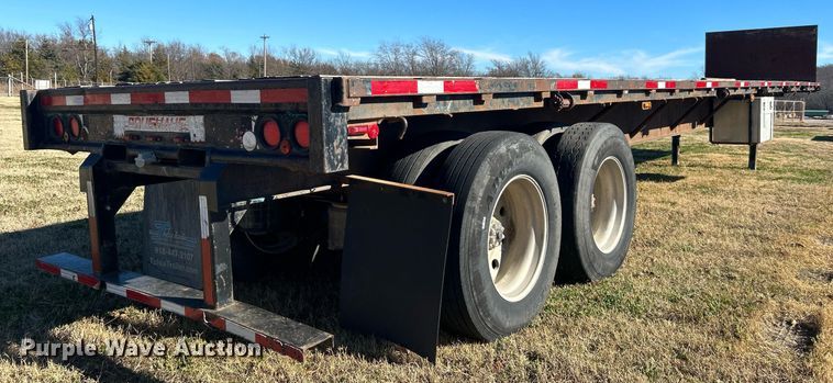 image for item DN0562 1989 Fruehauf  flatbed trailer