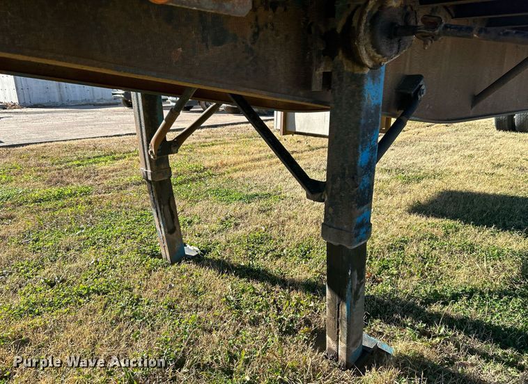 image for item DN0562 1989 Fruehauf  flatbed trailer