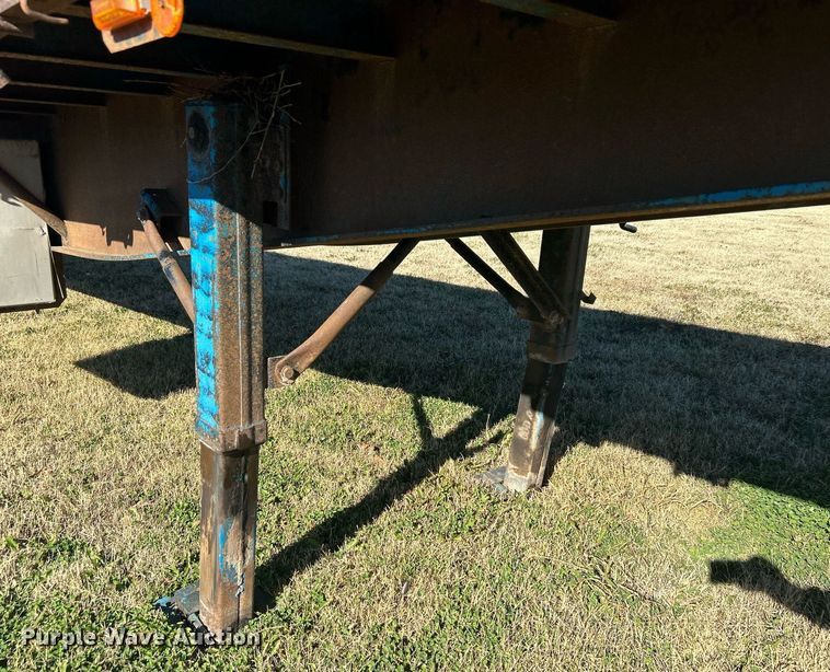 image for item DN0562 1989 Fruehauf  flatbed trailer