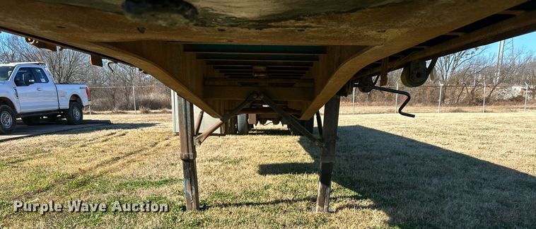 image for item DN0562 1989 Fruehauf  flatbed trailer