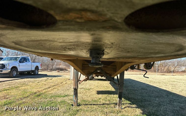 image for item DN0562 1989 Fruehauf  flatbed trailer