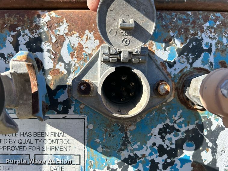 image for item DN0562 1989 Fruehauf  flatbed trailer